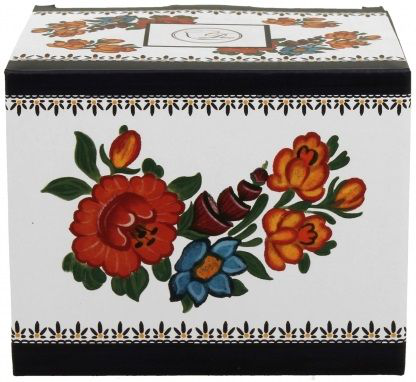 Kubek porcelanowy baryłka Indigo 2 o pojemności 430 ml w ozdobnym pudełku z folkowym wzorem kwiatowym.