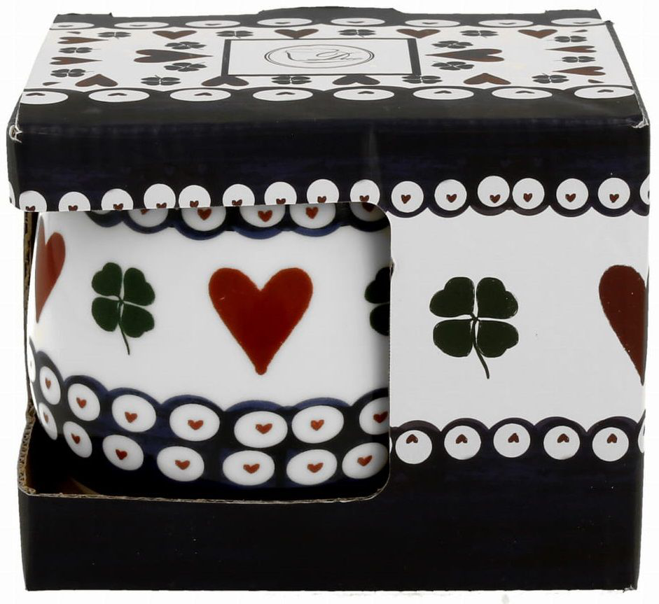 Kubek porcelanowy baryłka Indigo 3 zapakowany w ozdobne pudełko z motywem serc i koniczyn.