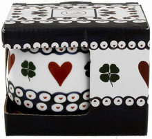 Kubek porcelanowy baryłka Indigo 3 zapakowany w ozdobne pudełko z motywem serc i koniczyn.