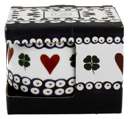 Ozdobne pudełko prezentowe z motywem serc i koniczynek, dopasowane do porcelanowego kubka z zaparzaczem.