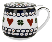 Kubek porcelanowy baryłka z pokrywką i uchwytem, zdobiony czerwonymi sercami i zielonymi koniczynkami.