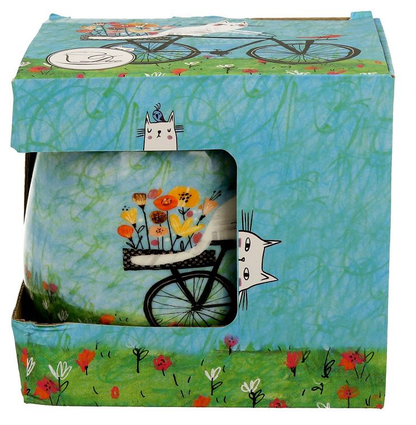 Ozdobne pudełko prezentowe z motywem kota na rowerze i kwiatami, dopasowane do porcelanowego kubka.