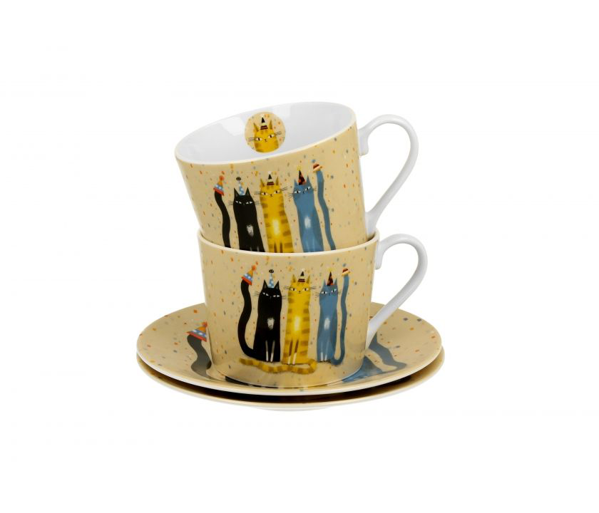 Dwie filiżanki porcelanowe ze spodkami z motywem kotów w imprezowych czapkach.