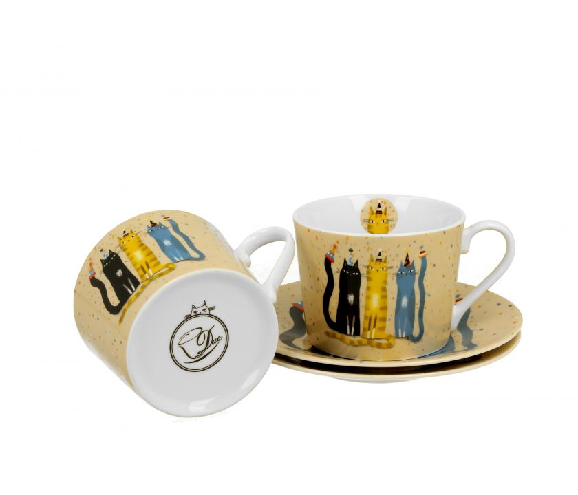 Zestaw filiżanek z kolorowymi kotami i dopasowanymi spodkami.