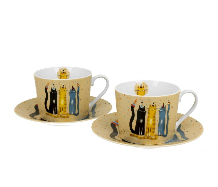 Filiżanki porcelanowe Koci Świat Party ozdobione grafiką kotów w czapkach.