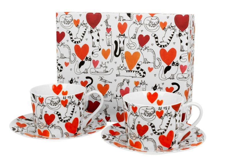 Zestaw prezentowy dwóch filiżanek ze spodkami w ozdobnym pudełku z sercami i kotami.
