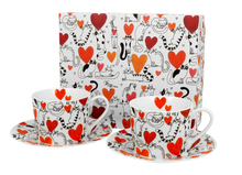 Zestaw prezentowy dwóch filiżanek ze spodkami w ozdobnym pudełku z sercami i kotami.