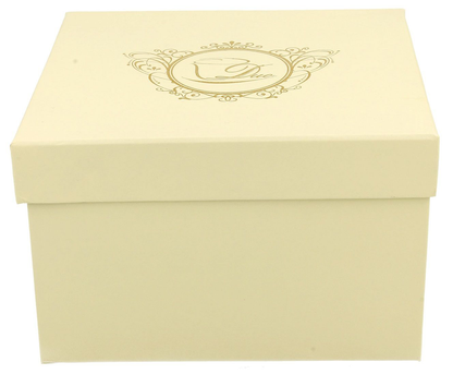 Eleganckie kremowe pudełko z logo Duo, w którym zapakowany jest porcelanowy kubek Ecru Ważka.