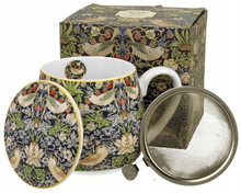 Zestaw kubka Strawberry Thief z zaparzaczem i pokrywką na tle pudełka
