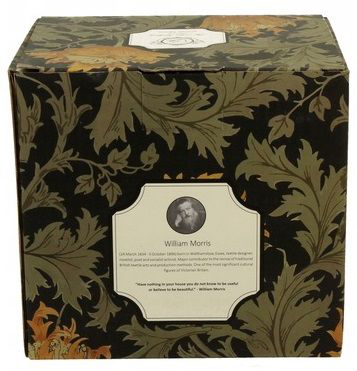 Eleganckie pudełko z motywem roślinnym Williama Morrisa, w którym zapakowany jest kubek porcelanowy.