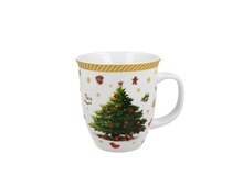 Kubek porcelanowy Christmas Tree 2 o pojemności 650 ml, zdobiony dużą zieloną choinką z bombkami i świątecznymi symbolami.