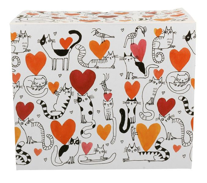 Pudełko prezentowe w kolorze białym, ozdobione grafiką kotów i czerwonych serc z kolekcji kubka XXL Serca.