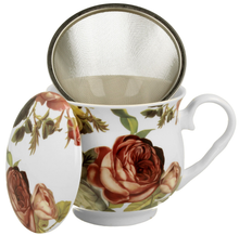 Kubek porcelanowy Kasandra o pojemności 530 ml, zaprezentowany z metalowym zaparzaczem i porcelanową przykrywką.