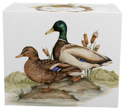 Ilustracja dwóch kaczek na ozdobnym pudełku porcelanowego kubka.