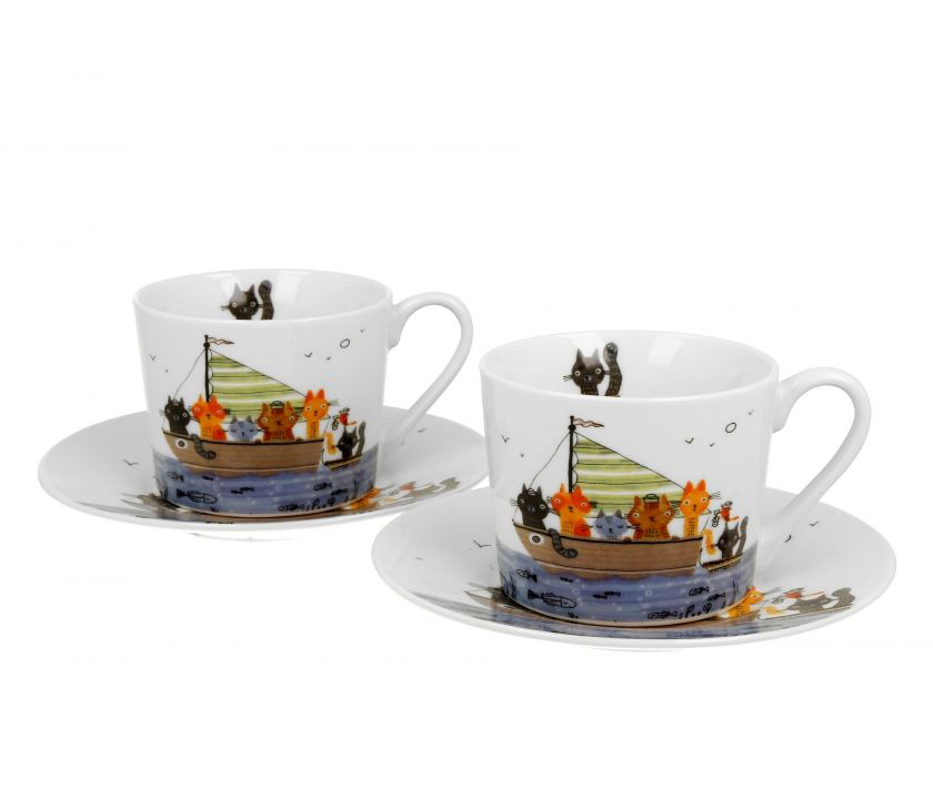 Komplet dwóch filiżanek ze spodkami ozdobionych motywem kotów marynarzy.