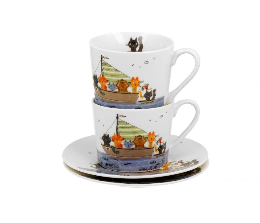 Dwie filiżanki porcelanowe ze spodkami z nadrukiem kotów marynarzy.