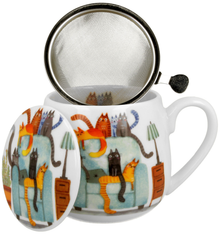 Kubek porcelanowy Baryłka Koty na fotelu z zaparzaczem i pokrywką, widok otwarty.