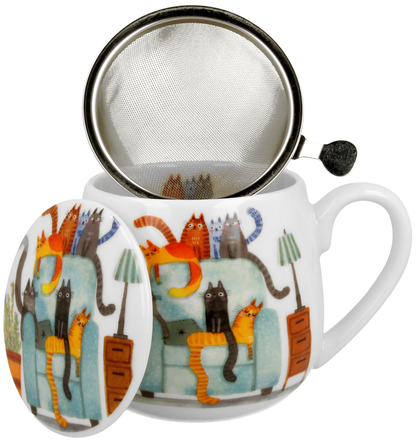 Kubek porcelanowy Baryłka Koty na fotelu z zaparzaczem i pokrywką, widok otwarty.