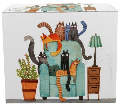 Pudełko ozdobne z motywem kotów siedzących i leżących na fotelu.