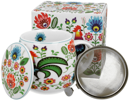 Komplet: kubek baryłka porcelanowy Koguty Folk 430 ml, metalowy zaparzacz i porcelanowa pokrywka na tle ozdobnego pudełka.