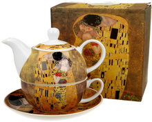 Zestaw porcelanowy The Kiss Classic zaprezentowany obok eleganckiego pudełka prezentowego.