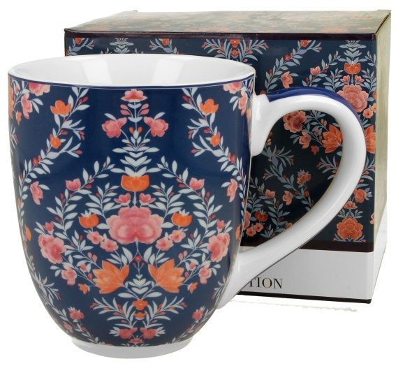 Kubek porcelanowy Manu Blue ustawiony obok ozdobnego pudełka, prezentujący bogaty kwiatowy wzór.