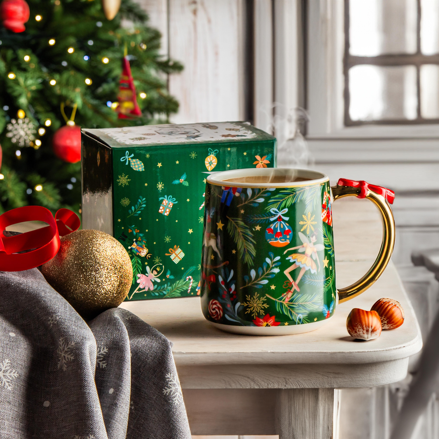 Kubek porcelanowy Christmas Spirit 450 ml w świątecznej aranżacji przy choince.