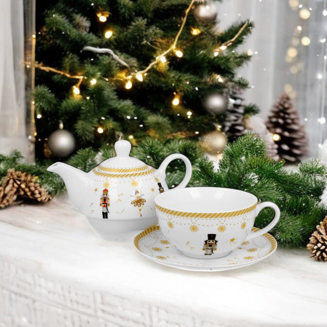 Porcelanowy zestaw Christmas Balerina z dzbankiem i filiżanką na tle zimowych dekoracji.