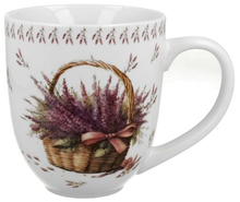 Porcelanowy kubek XXL 1000 ml z nadrukiem kosza lawendy przewiązanego różową wstążką.