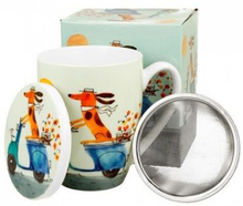 Kubek Psi Świat Pies na Skuterze 360 ml z pokrywką i zaparzaczem, porcelana New Bone China.