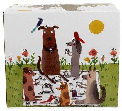 Pudełko ozdobne z motywem psów na pikniku wśród kwiatów i zieleni.