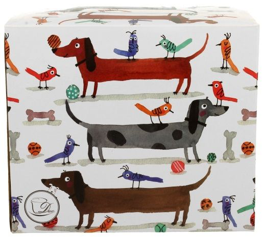 Ozdobne pudełko porcelanowego kubka XXL z motywem jamników i kolorowych ptaszków.