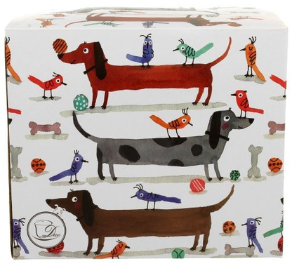 Ozdobne pudełko porcelanowego kubka XXL z motywem jamników i kolorowych ptaszków.