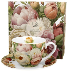 Filiżanka porcelanowa Piwonie ustawiona obok dopasowanego pudełka prezentowego.