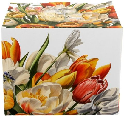 Pudełko prezentowe ozdobione wzorem kolorowych tulipanów w odcieniach czerwieni, pomarańczy, żółci i bieli.