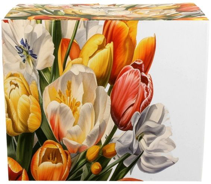 Ozdobne pudełko z motywem kolorowych tulipanów, w którym zapakowany jest kubek porcelanowy.