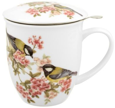 Porcelanowy kubek z sikorkami i różowymi kwiatami widoczny z boku, z zamkniętą pokrywką.