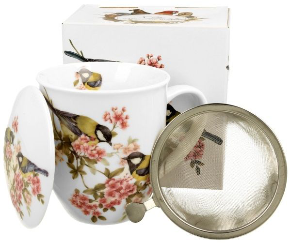 Zestaw kubek 400 ml z sikorkami, zaparzaczem i ozdobnym pudełkiem prezentowym w tle.