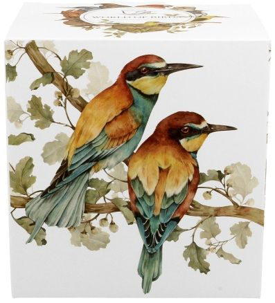 Ilustracja dwóch żołn siedzących na gałęzi na bocznej ściance pudełka z kubkiem porcelanowym z zaparzaczem.