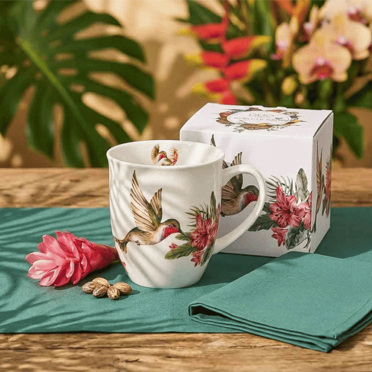 Porcelanowy kubek Koliber z kolekcji Ptasi Świat, kolorowy ptak wśród kwiatów