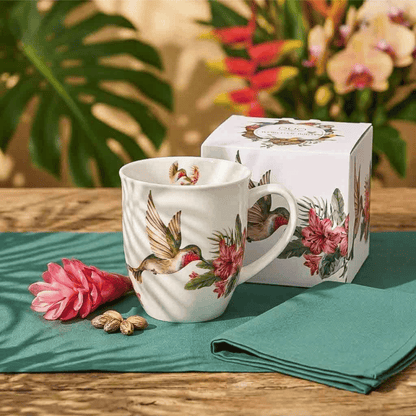 Porcelanowy kubek Koliber z kolekcji Ptasi Świat, kolorowy ptak wśród kwiatów