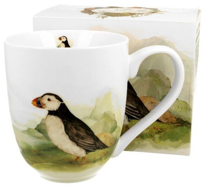 Kubek porcelanowy XXL z ilustracją maskonura zaprezentowany obok ozdobnego pudełka z kolekcji World of Birds.