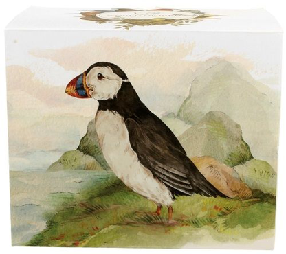 Strona pudełka z malowaną ilustracją maskonura stojącego na tle górskiego krajobrazu.