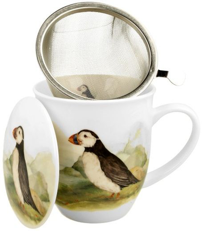 Kubek porcelanowy z zaparzaczem i pokrywką z motywem maskonura, widoczny metalowy filtr.