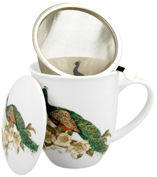 Kubek porcelanowy z zaparzaczem ozdobiony motywem pawia z długim ogonem.