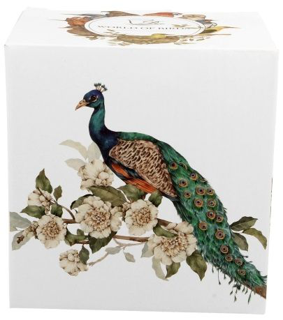 Grafika pawia siedzącego na gałęzi wśród białych kwiatów na opakowaniu.