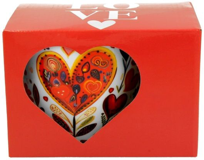 Czerwone pudełko prezentowe z napisem LOVE i wyciętym sercem, przez które widać wzór kubka Kolorowe Serca.