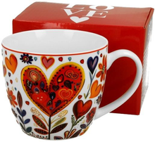 Zestaw: porcelanowy kubek Kolorowe Serca 650 ml ustawiony obok pudełka prezentowego LOVE.