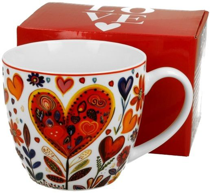Zestaw: porcelanowy kubek Kolorowe Serca 650 ml ustawiony obok pudełka prezentowego LOVE.