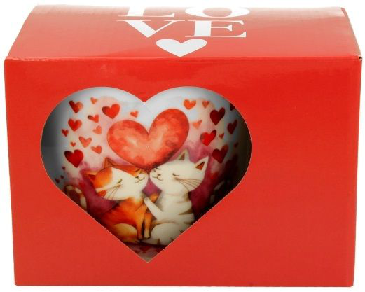 Czerwone pudełko z wycięciem w kształcie serca, przez które widać biały kubek porcelanowy ozdobiony grafiką zakochanych kotów i czerwonych serduszek.